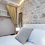 Luna Rooms And Studios